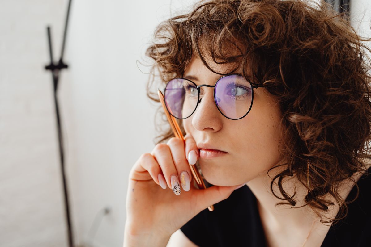 Pessoa tirando dúvidas sobre IPTV antes de solicitar teste